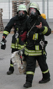 Angrifstrupp in der Brandschutzbekleidung (Handschuhe und Atemanschluss werden noch angelegt)