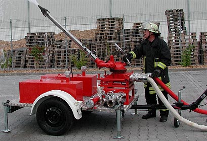 Einsatz des Schaum-Wasser-Werfers bei einer Übung